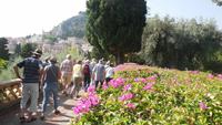 Blick durch die Parkanlage von Taormina