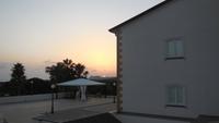 Blu Hotel Kaos im Sonnenuntergang