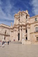 Dom von Syrakus integriert in einem griechischen Tempel