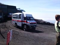 Geländefahrzeug zum Kraterrand