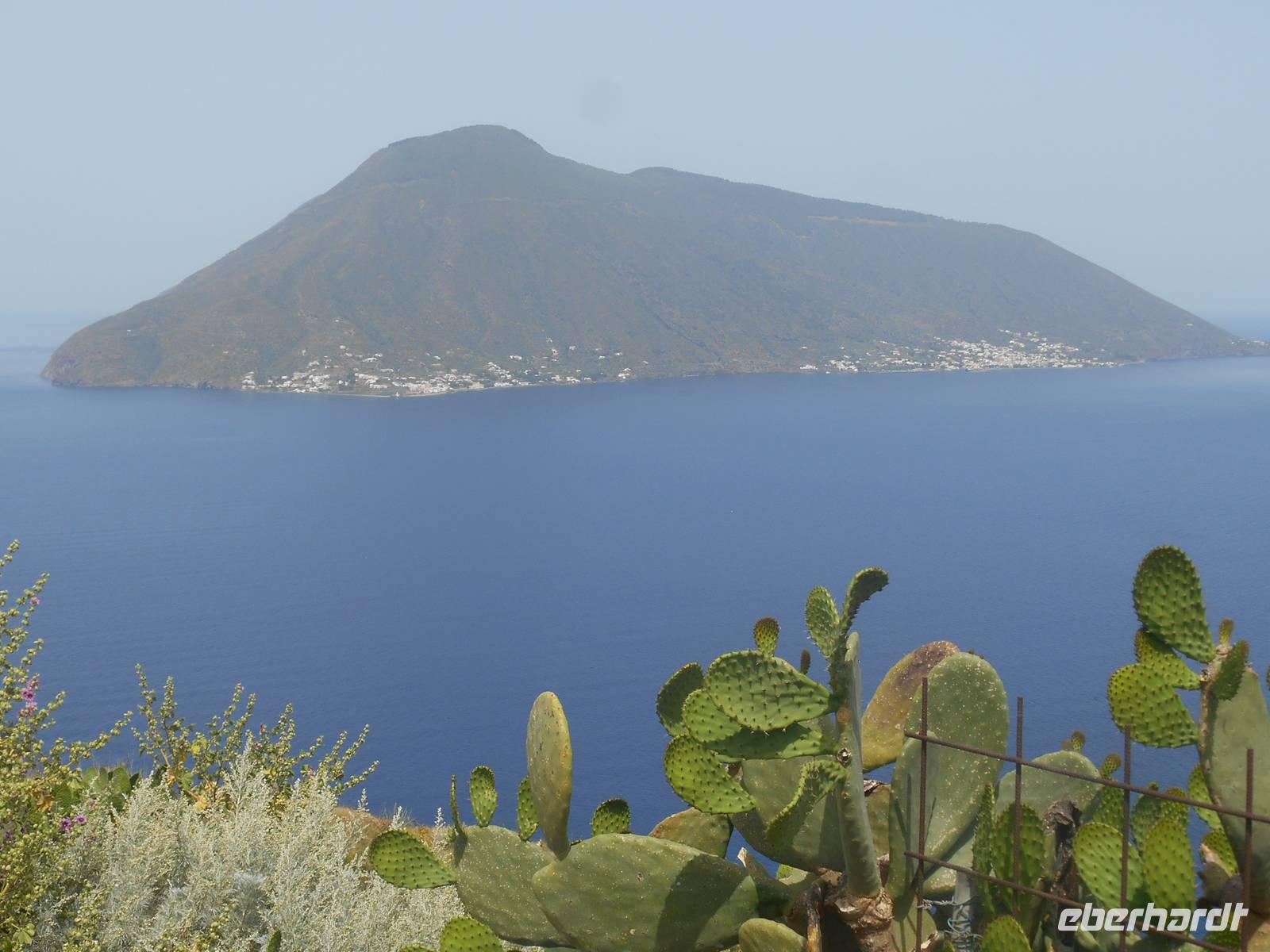 Inselrundfahrt auf Lipari (Blick zur Insel Salina)