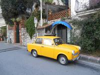 Moderne Autos in Taormina - ein echter Trabant!