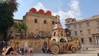 Palermo-Maturana Kirche mit dem Prozessioswagen der heiligen Rosaria