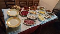 Reich gedeckter Tisch im Agriturismo Borgo San Nicolao