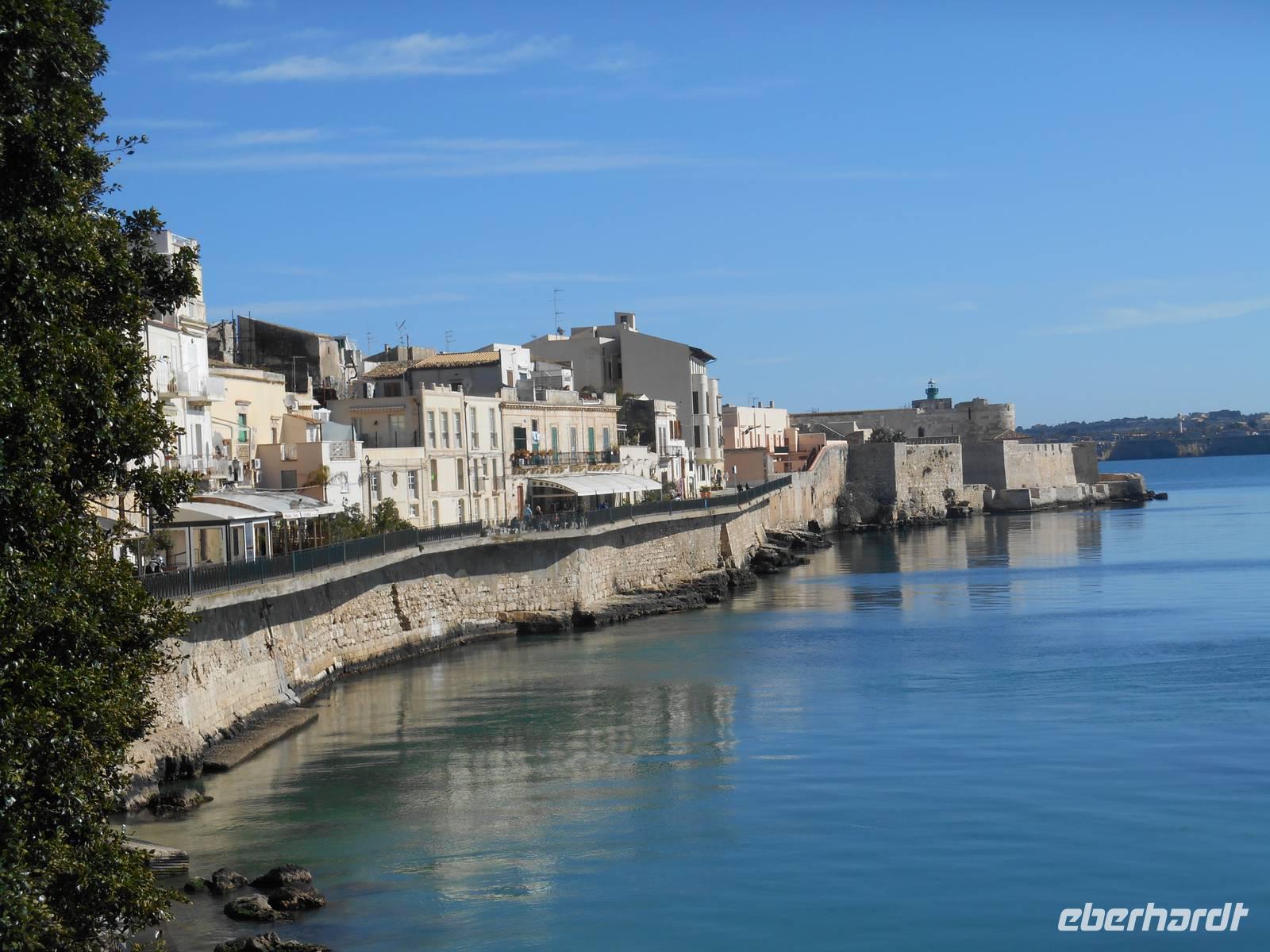 Syrakus (Altstadt Ortigia - Blick zum Castello Maniace)