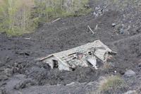 Von Lava verschüttetes Haus