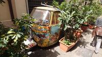 Zugewachsenes TukTuk in Palermo
