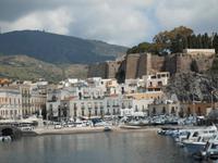 der kleine  Hafen von  Lipari  mit der Burg auf der  Anhöhe