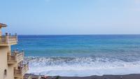 tosende Brandung am Strand von Giardini Naxos