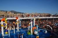 108 MSC Armonia, Blick auf das Oberdeck und Genua