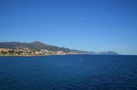118 Ausfahrt der MSC Armonia, Blick auf die Küste in der Bucht von Genua