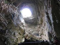In der Grotte von Castellana – Blick in den Schlund (60 Meter)