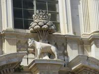 Insignien der Stadt an der Chiesa S. Irene