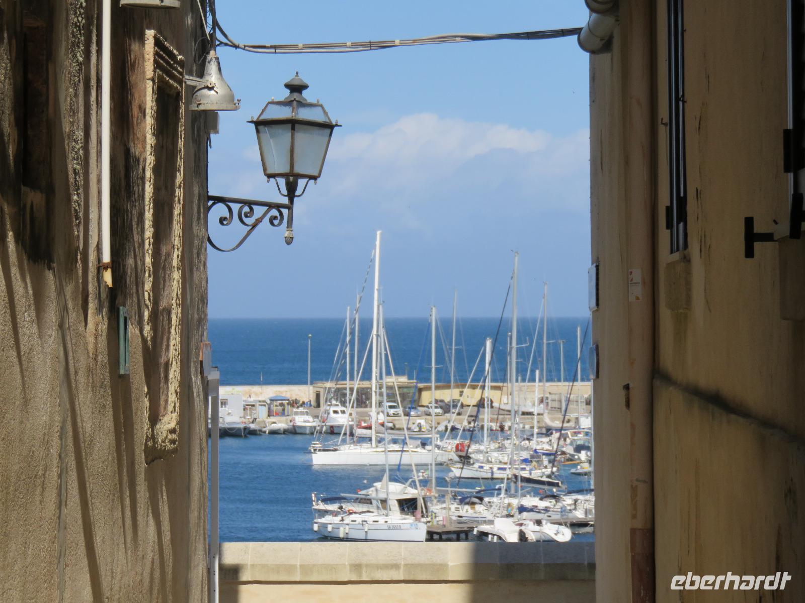Blick zum Hafen von Ótranto