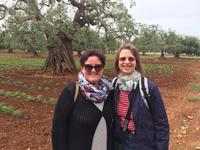 Valeria und Claudia im Olivenhain 
