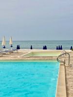 unser Hotelpool mit hoteleigenem Strand