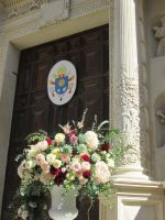 Lecce: Haupteingang Basilika Santa Croce mit Hochzeitsblumen