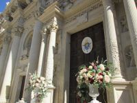 Lecce: Basilika Santa Croce, Hauptportal mit Blumenschmuck