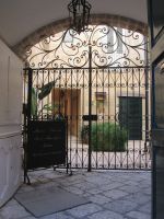 Otranto: schmuckvoller Innenhof mit B&B