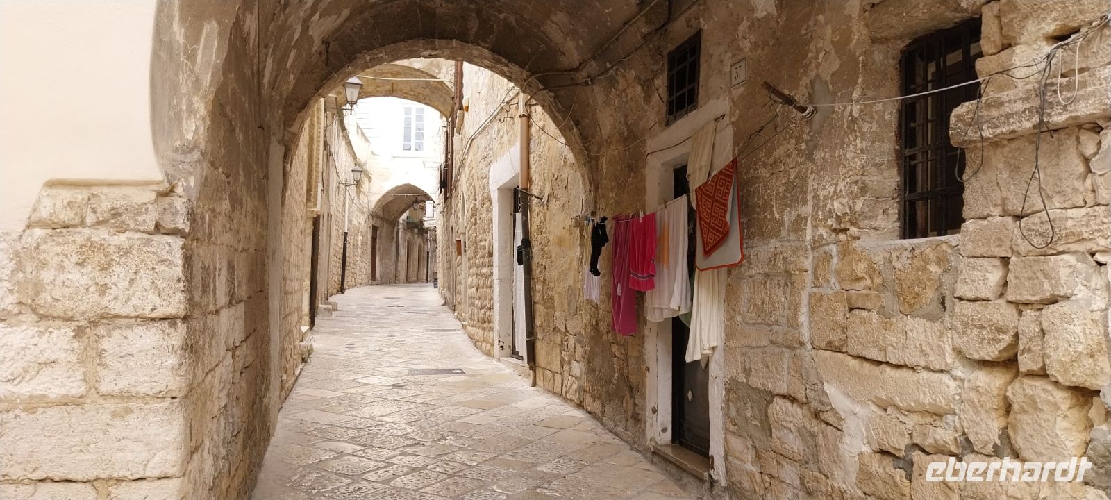 Gasse in Trani Apulien @Anette Rietz