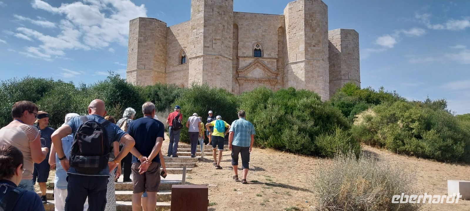 Castel del Monte Apulien Friedrich II Andria mit Gästen