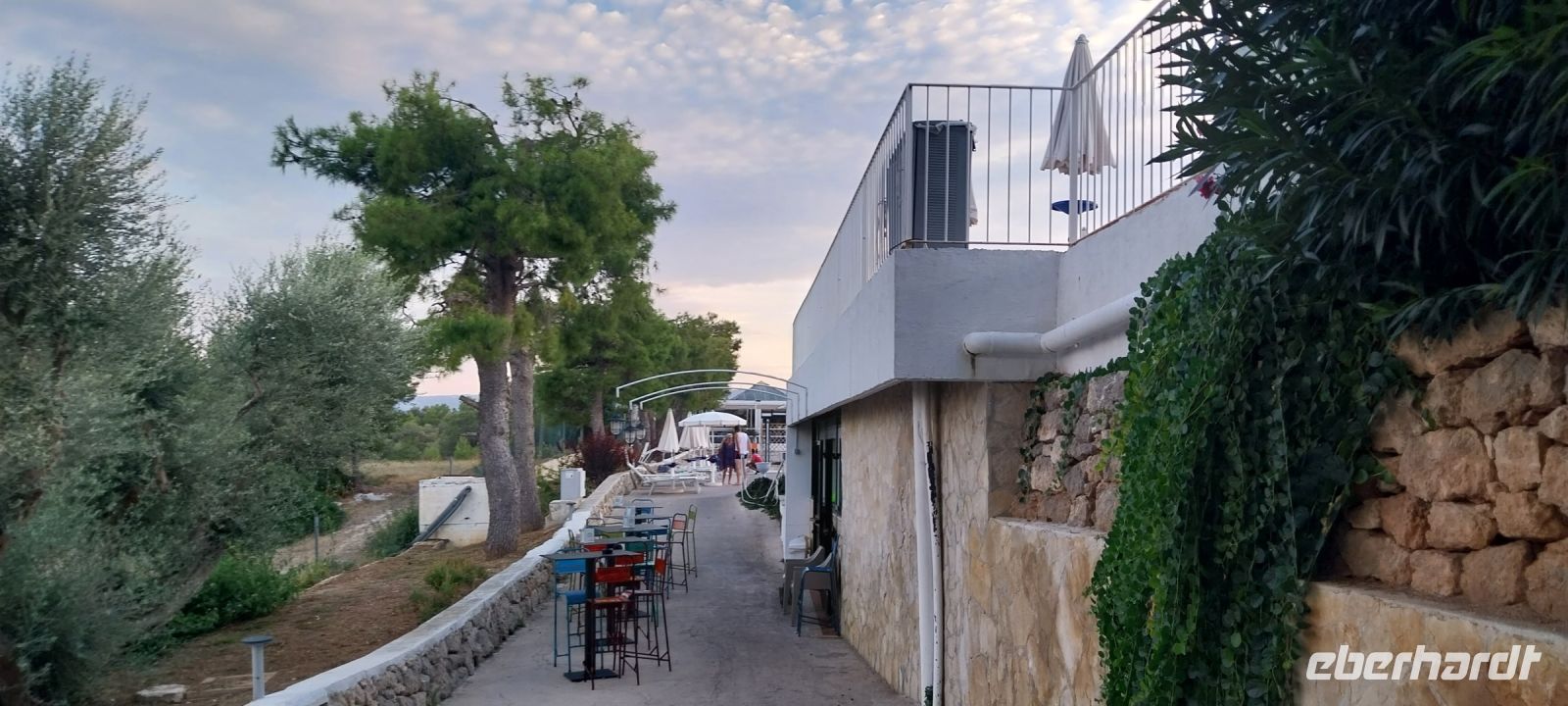 Die Bar am Pool unseres Hotels lädt zum Aperitif