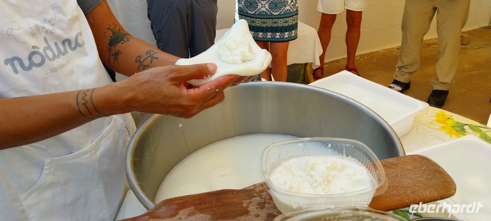 Für Burrata wird Sahne in den Käseteig gefüllt Apulien @Anette Rietz