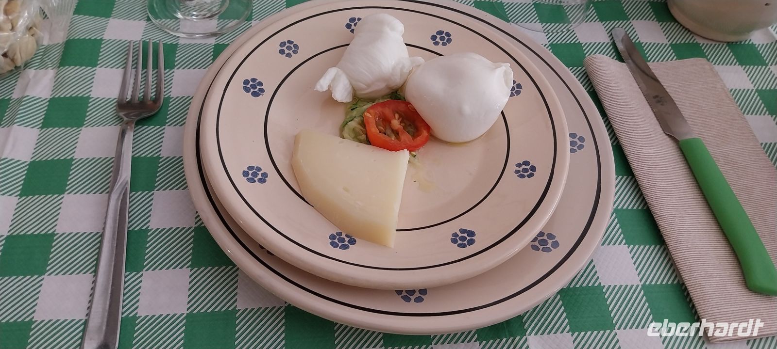 Der von Dina selbstgezupfte Käse: Nodino (Knoten) und Burrata (gefüllt mit Sahne) sowie Pecorino (Käse aus Schafsmilch) Apulien @Anette Rietz