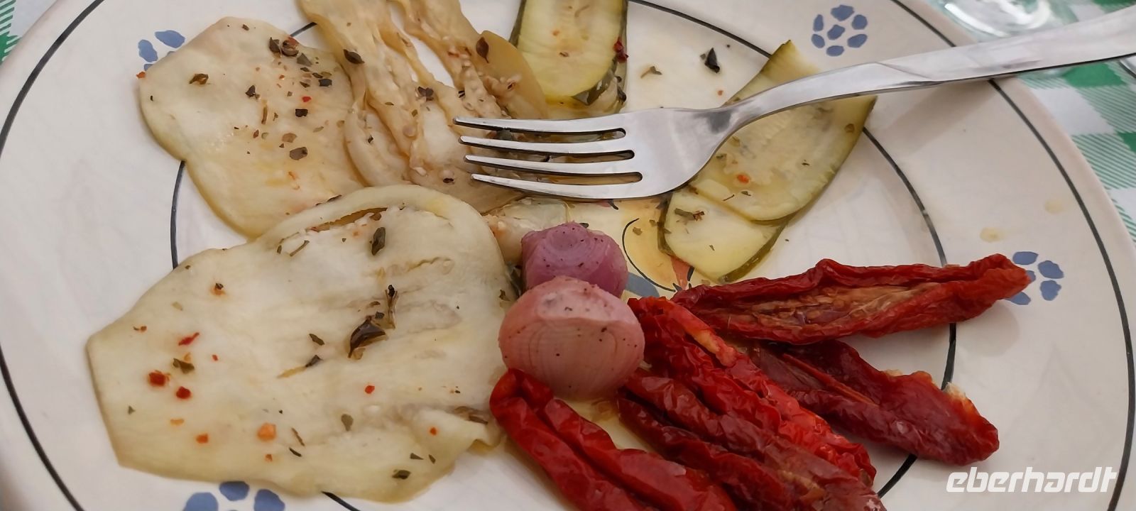 Gemüse als typische Vorspeise in Italien mit regionalen Produkten aus Apulien (Antipasti) @Anette Rietz