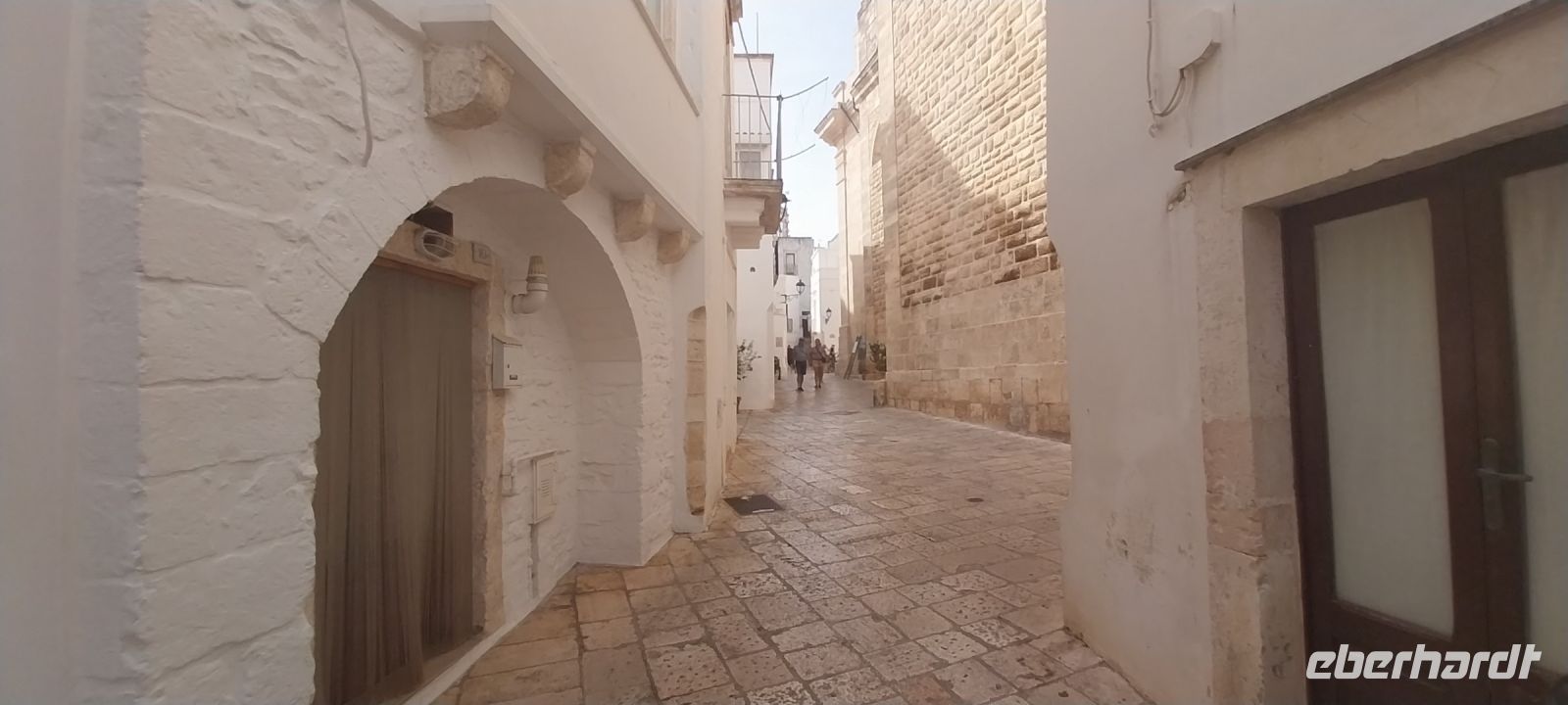 Locorotondo Apulien Gasse im September @Anette Rietz