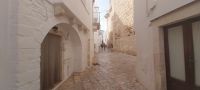 Locorotondo Apulien Gasse im September @Anette Rietz