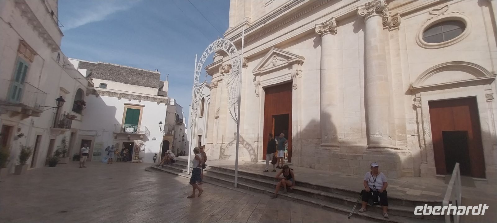 Locorotondo Kirche Platz Apulien im September @Anette Rietz
