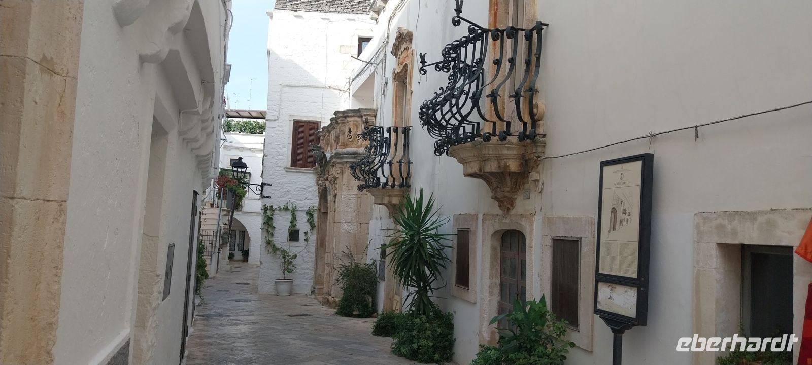 typische Gasse Apulien Locorotondo @Anette Rietz im September