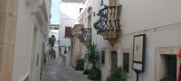 typische Gasse Apulien Locorotondo @Anette Rietz im September