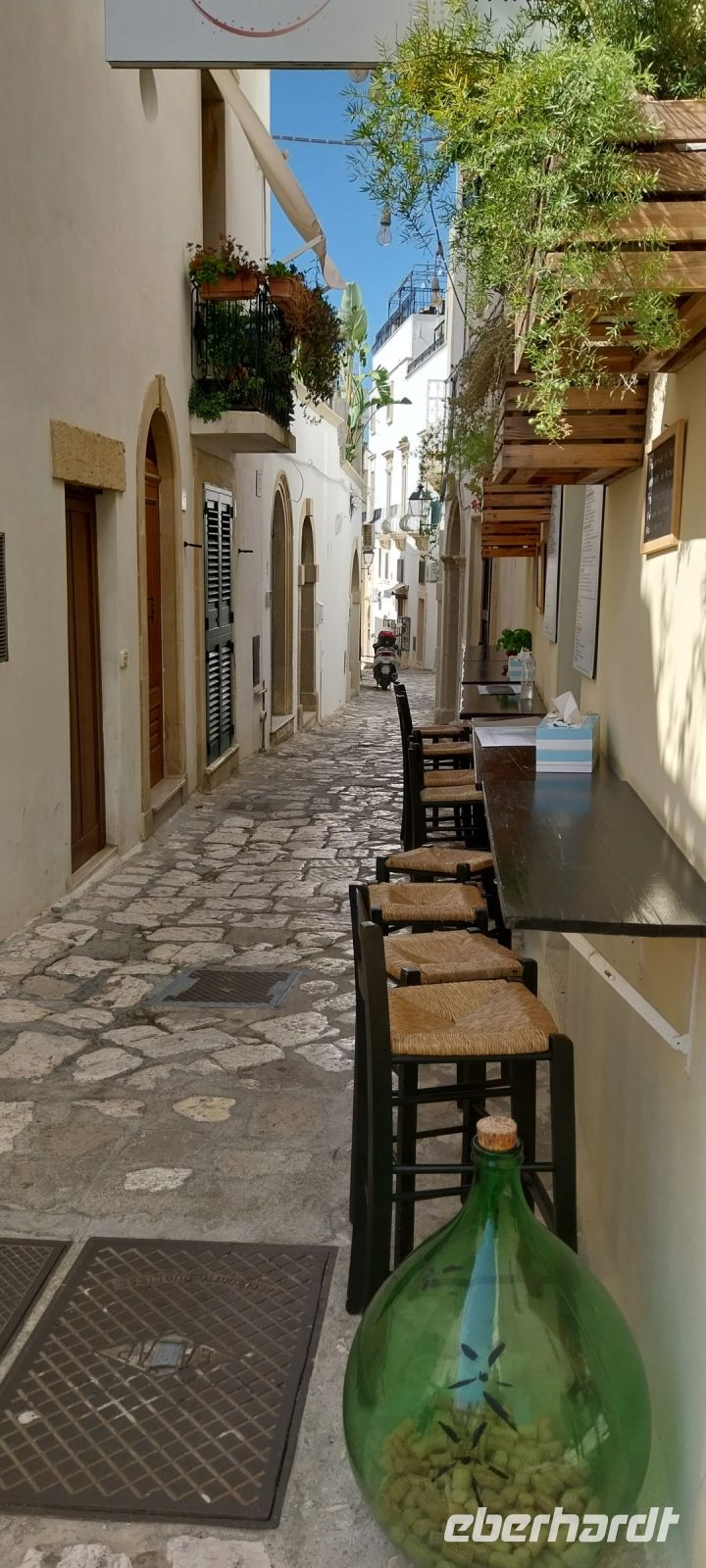 Gasse in Otranto Apulien im September @Anette Rietz Hochformat