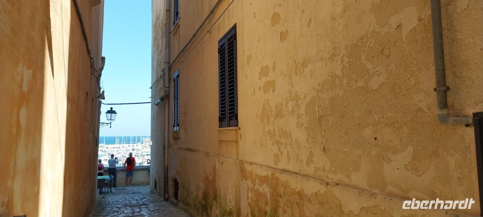 Gasse in Otranto mit Blick aufs Meer Apulien im September @Anette Rietz