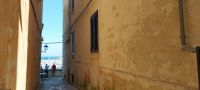Gasse in Otranto mit Blick aufs Meer Apulien im September @Anette Rietz