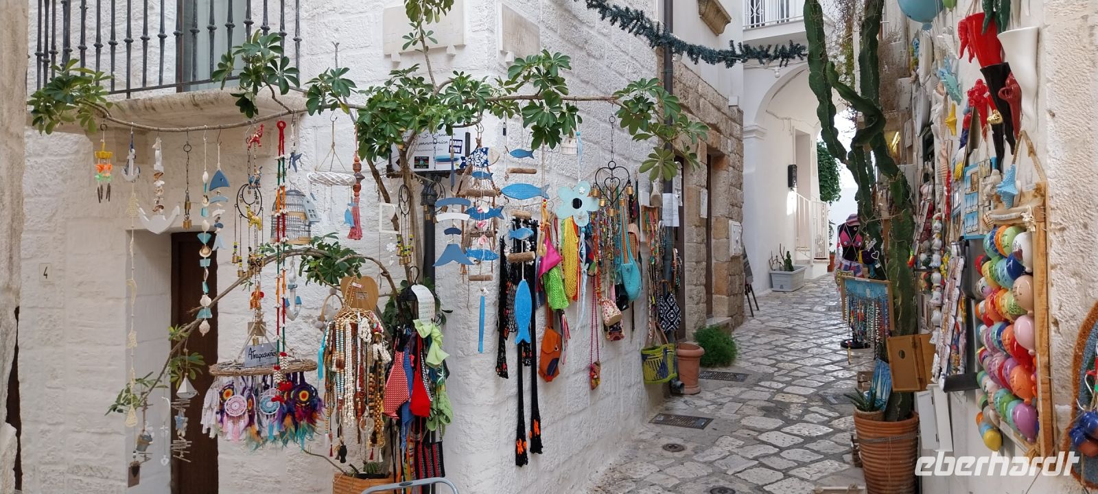 Gasse mit Souvenirs in Polignano a Mare Apulien @Anette Rietz