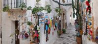 Gasse mit Souvenirs in Polignano a Mare Apulien @Anette Rietz