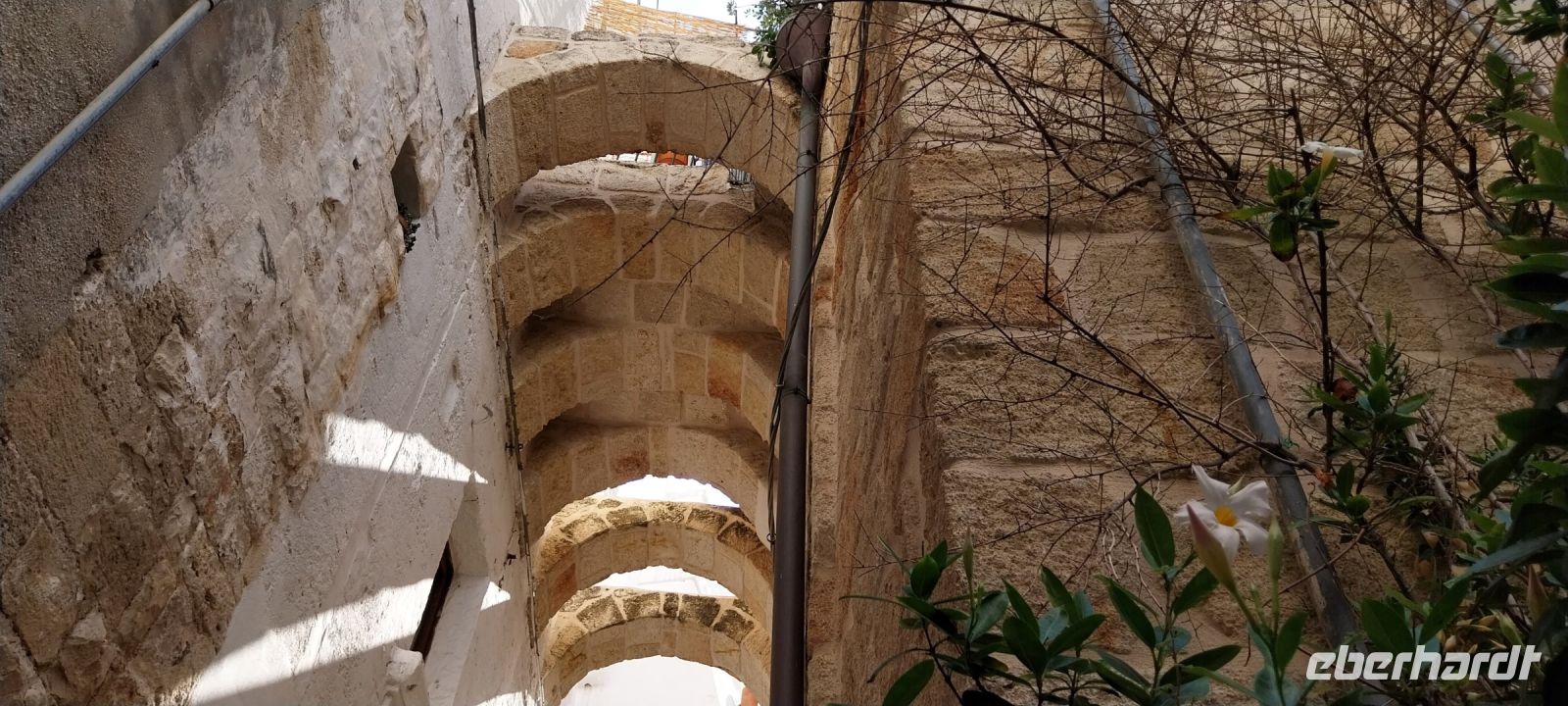 Gasse in Polignano a Mare Apuien mit Brücke @Anette Rietz im September 2023