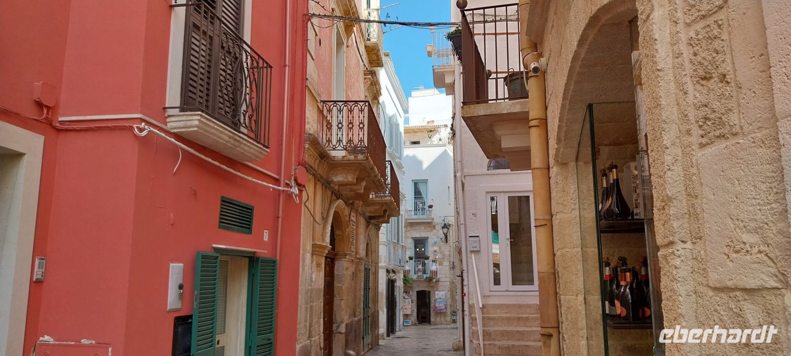 Bunte Gasse in Polignano a Mare Apulien im September @Anette Rietz 2023