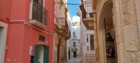 Bunte Gasse in Polignano a Mare Apulien im September @Anette Rietz 2023