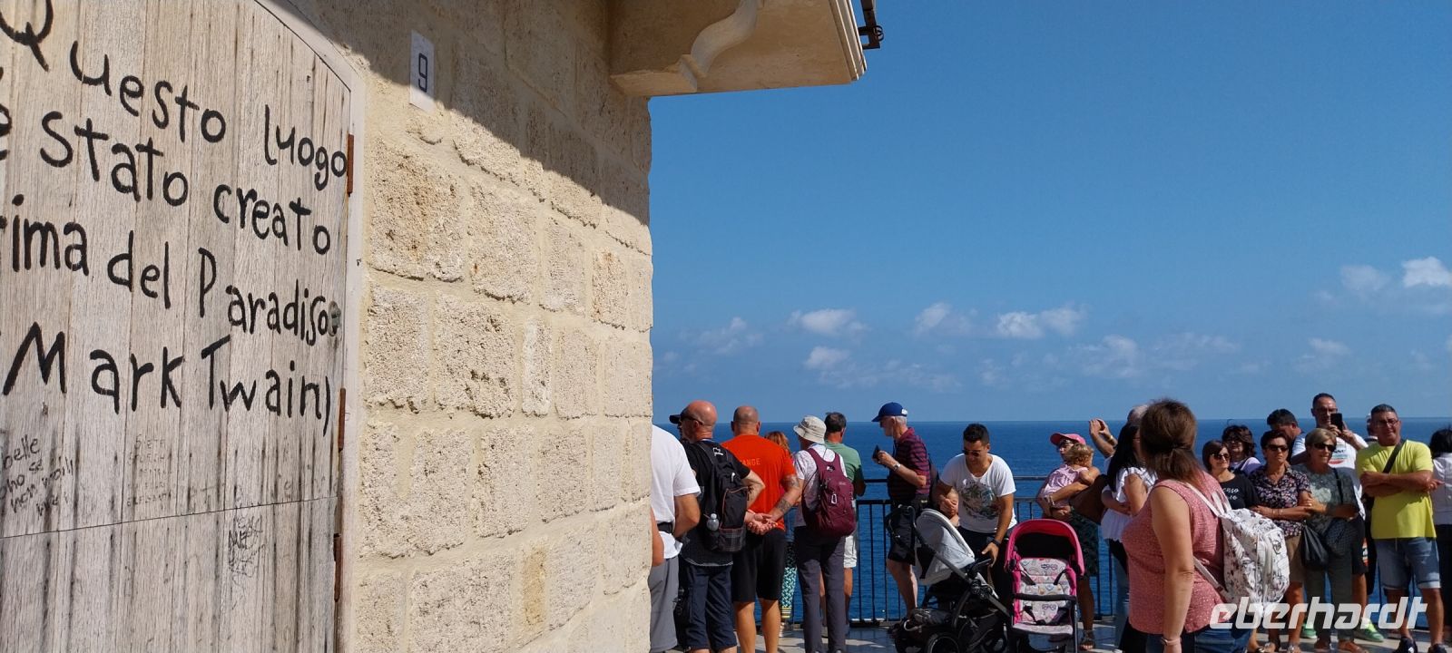 Panoramaterrasse Polignano a Mare Apulien mit Menschen @Anette Rietz