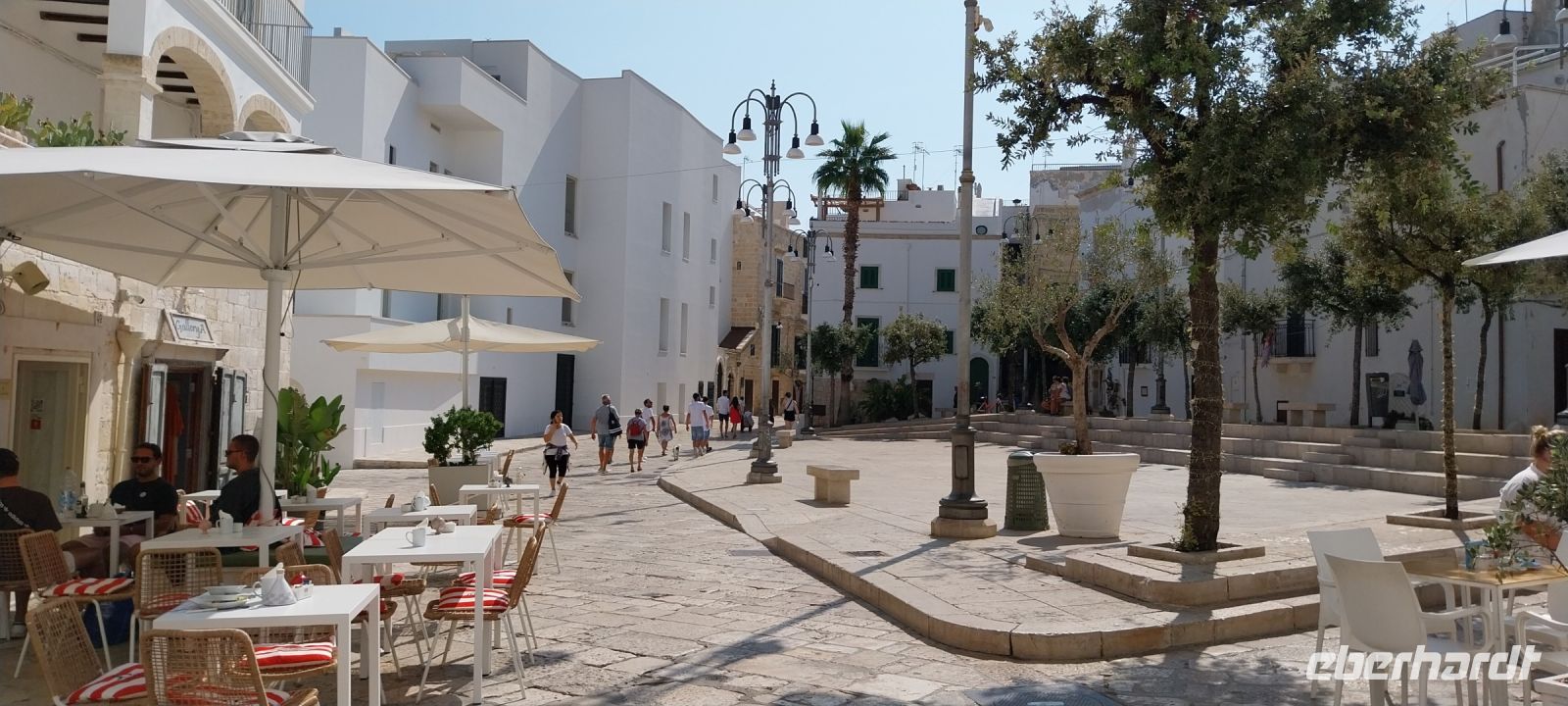 Platz in Polignano a Mare mit Cafe in Apulien @Anette Rietz