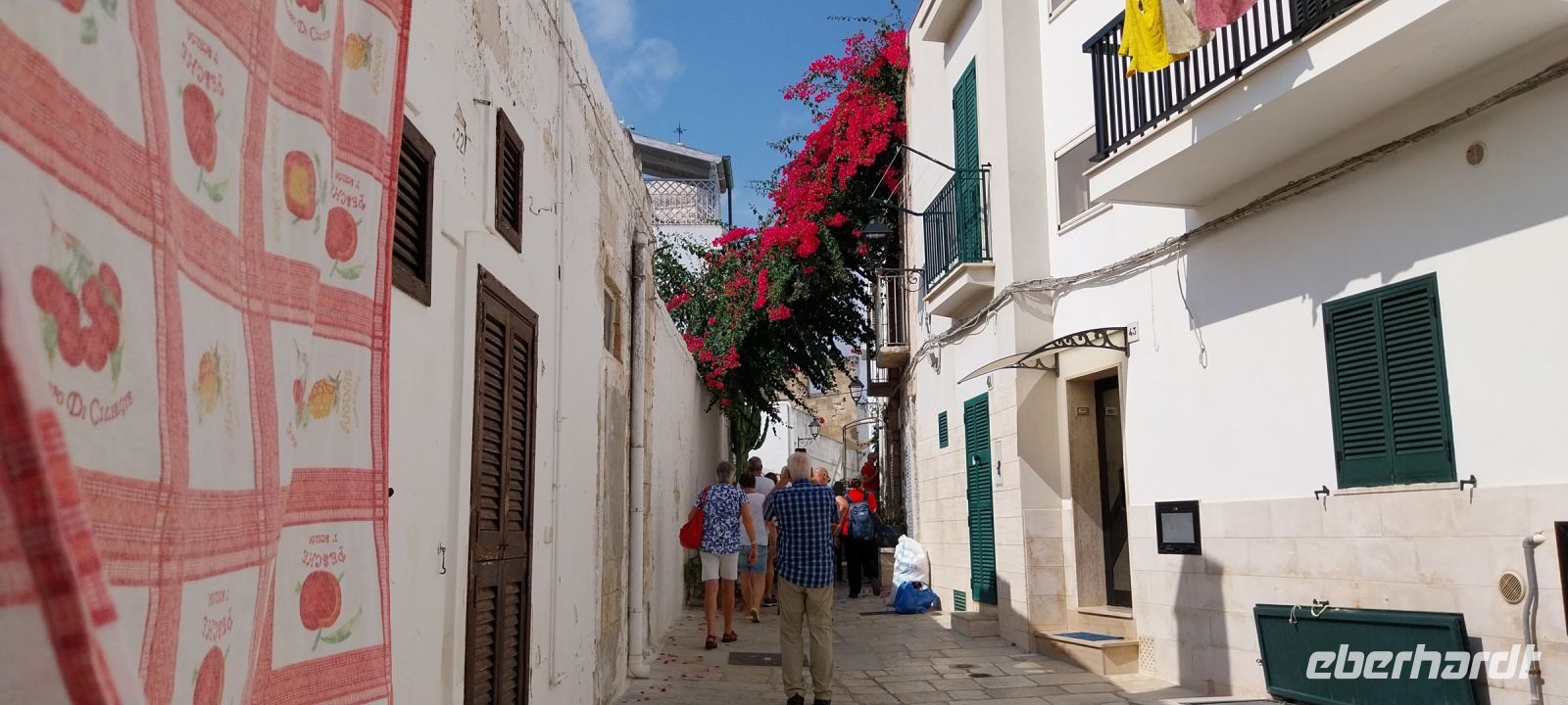 Bunte Gasse in Polignano a Mare mit Gästen Apulien @Anette Rietz