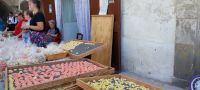 Orecchiette / Öhrchennudeln werden in der Gasse handgemacht