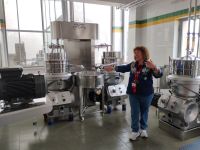 Maria erklärt die Olivenölproduktion  &ndash; &copy; Monika Cortese (Eberhardt TRAVEL)