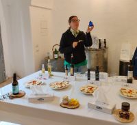Olivenölprobe  &ndash; &copy; Monika Cortese (Eberhardt TRAVEL)