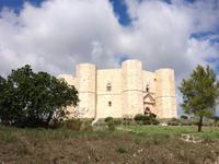 wir statten dem Castel di Monte einen Besuch ab
