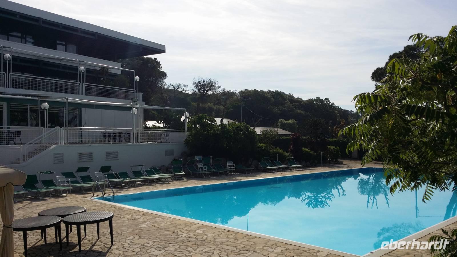 Hauptgebäude und Pool des Hotels Sierra Silvana